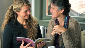Postdoc im Gespräch mit einer Mentorin